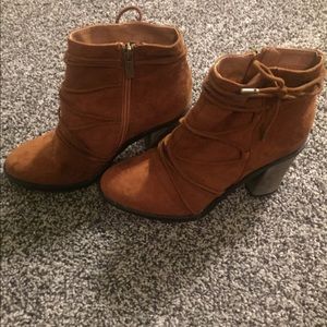 Like-new ankle booties